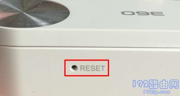 按住RESET按钮10秒左右恢复出厂设置